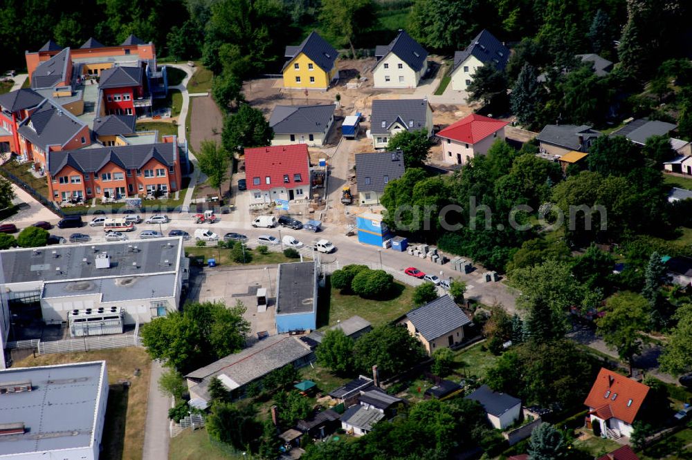 Berlin Mahlsdorf from the bird's eye view: Berlin-Mahlsdorf 17.10.2006 Blick auf das neue Pflegeheim mit dem Namen Wohnpark am Rohrpfuhl an der Florastraße 1 in Mahlsdorf. Dort sollen 80 ältere Menschen in acht Hausgemeinschaften betreut werden. Pflegewohnzentrum Kaulsdorf-Nord gGmbH - Pflegewohnzentrum /