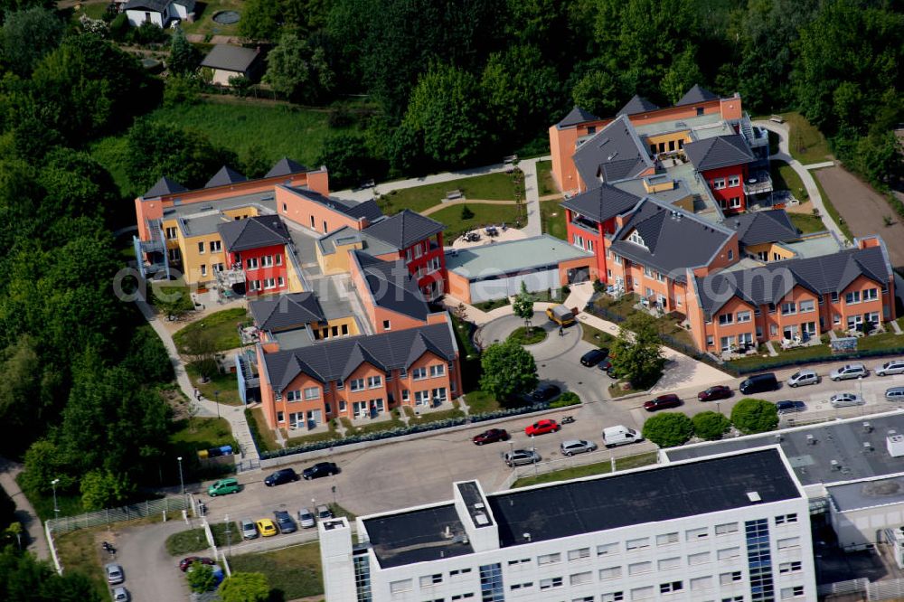 Aerial image Berlin Mahlsdorf - Berlin-Mahlsdorf 17.10.2006 Blick auf das neue Pflegeheim mit dem Namen Wohnpark am Rohrpfuhl an der Florastraße 1 in Mahlsdorf. Dort sollen 80 ältere Menschen in acht Hausgemeinschaften betreut werden. Pflegewohnzentrum Kaulsdorf-Nord gGmbH - Pflegewohnzentrum /