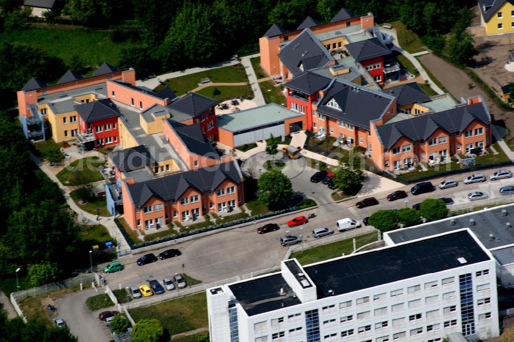 Aerial photograph Berlin Mahlsdorf - Berlin-Mahlsdorf 17.10.2006 Blick auf das neue Pflegeheim mit dem Namen Wohnpark am Rohrpfuhl an der Florastraße 1 in Mahlsdorf. Dort sollen 80 ältere Menschen in acht Hausgemeinschaften betreut werden. Pflegewohnzentrum Kaulsdorf-Nord gGmbH - Pflegewohnzentrum /