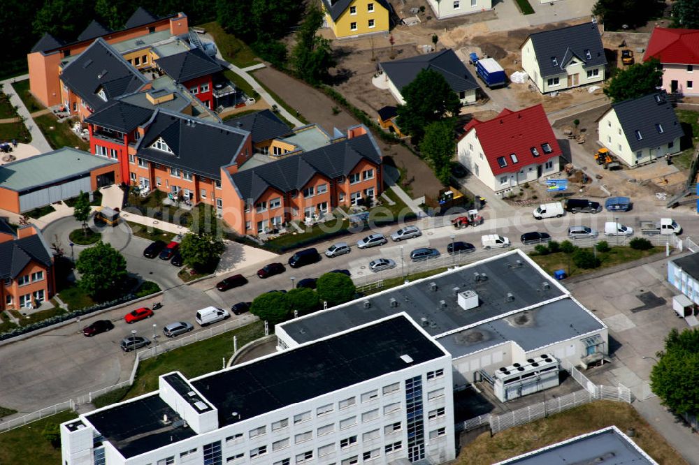 Berlin Mahlsdorf from the bird's eye view: Berlin-Mahlsdorf 17.10.2006 Blick auf das neue Pflegeheim mit dem Namen Wohnpark am Rohrpfuhl an der Florastraße 1 in Mahlsdorf. Dort sollen 80 ältere Menschen in acht Hausgemeinschaften betreut werden. Pflegewohnzentrum Kaulsdorf-Nord gGmbH - Pflegewohnzentrum /