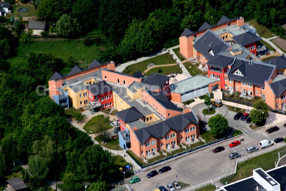 Aerial image Berlin Mahlsdorf - Berlin-Mahlsdorf 17.10.2006 Blick auf das neue Pflegeheim mit dem Namen Wohnpark am Rohrpfuhl an der Florastraße 1 in Mahlsdorf. Dort sollen 80 ältere Menschen in acht Hausgemeinschaften betreut werden. Pflegewohnzentrum Kaulsdorf-Nord gGmbH - Pflegewohnzentrum /