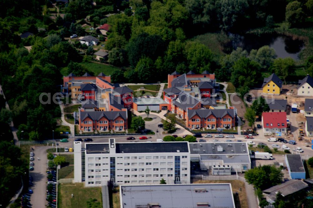 Aerial photograph Berlin Mahlsdorf - Berlin-Mahlsdorf 17.10.2006 Blick auf das neue Pflegeheim mit dem Namen Wohnpark am Rohrpfuhl an der Florastraße 1 in Mahlsdorf. Dort sollen 80 ältere Menschen in acht Hausgemeinschaften betreut werden. Pflegewohnzentrum Kaulsdorf-Nord gGmbH - Pflegewohnzentrum /