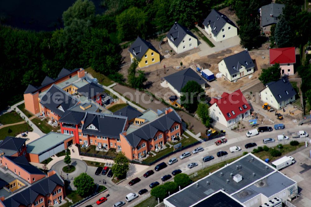 Berlin Mahlsdorf from above - Berlin-Mahlsdorf 17.10.2006 Blick auf das neue Pflegeheim mit dem Namen Wohnpark am Rohrpfuhl an der Florastraße 1 in Mahlsdorf. Dort sollen 80 ältere Menschen in acht Hausgemeinschaften betreut werden. Pflegewohnzentrum Kaulsdorf-Nord gGmbH - Pflegewohnzentrum /