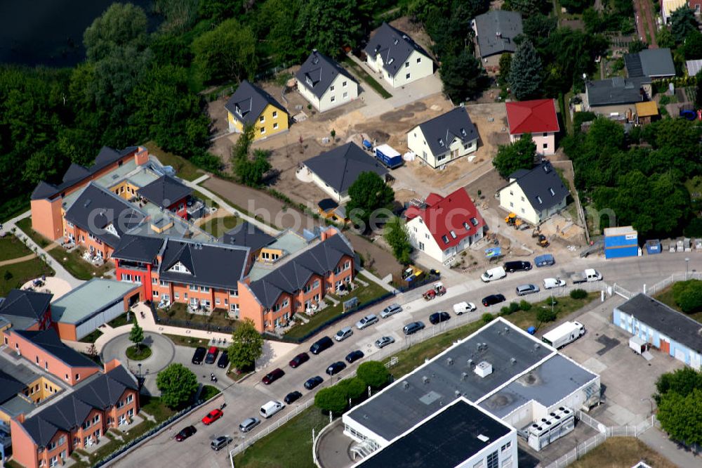 Berlin Mahlsdorf from the bird's eye view: Berlin-Mahlsdorf 17.10.2006 Blick auf das neue Pflegeheim mit dem Namen Wohnpark am Rohrpfuhl an der Florastraße 1 in Mahlsdorf. Dort sollen 80 ältere Menschen in acht Hausgemeinschaften betreut werden. Pflegewohnzentrum Kaulsdorf-Nord gGmbH - Pflegewohnzentrum /