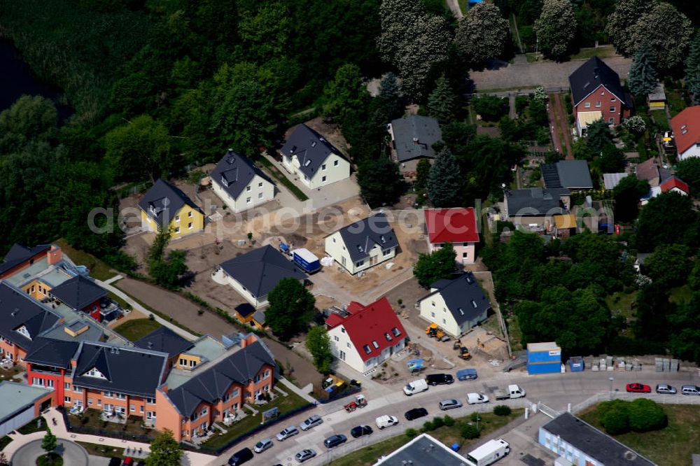 Aerial image Berlin Mahlsdorf - Berlin-Mahlsdorf 17.10.2006 Blick auf das neue Pflegeheim mit dem Namen Wohnpark am Rohrpfuhl an der Florastraße 1 in Mahlsdorf. Dort sollen 80 ältere Menschen in acht Hausgemeinschaften betreut werden. Pflegewohnzentrum Kaulsdorf-Nord gGmbH - Pflegewohnzentrum /