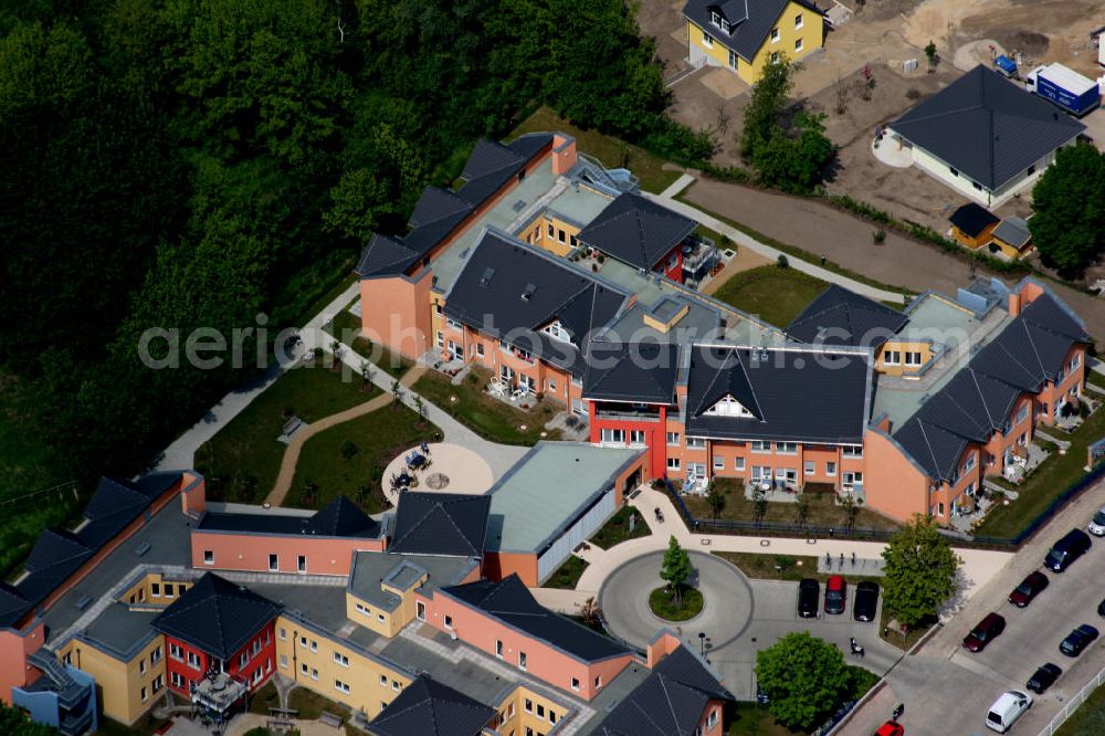 Aerial photograph Berlin Mahlsdorf - Berlin-Mahlsdorf 17.10.2006 Blick auf das neue Pflegeheim mit dem Namen Wohnpark am Rohrpfuhl an der Florastraße 1 in Mahlsdorf. Dort sollen 80 ältere Menschen in acht Hausgemeinschaften betreut werden. Pflegewohnzentrum Kaulsdorf-Nord gGmbH - Pflegewohnzentrum /