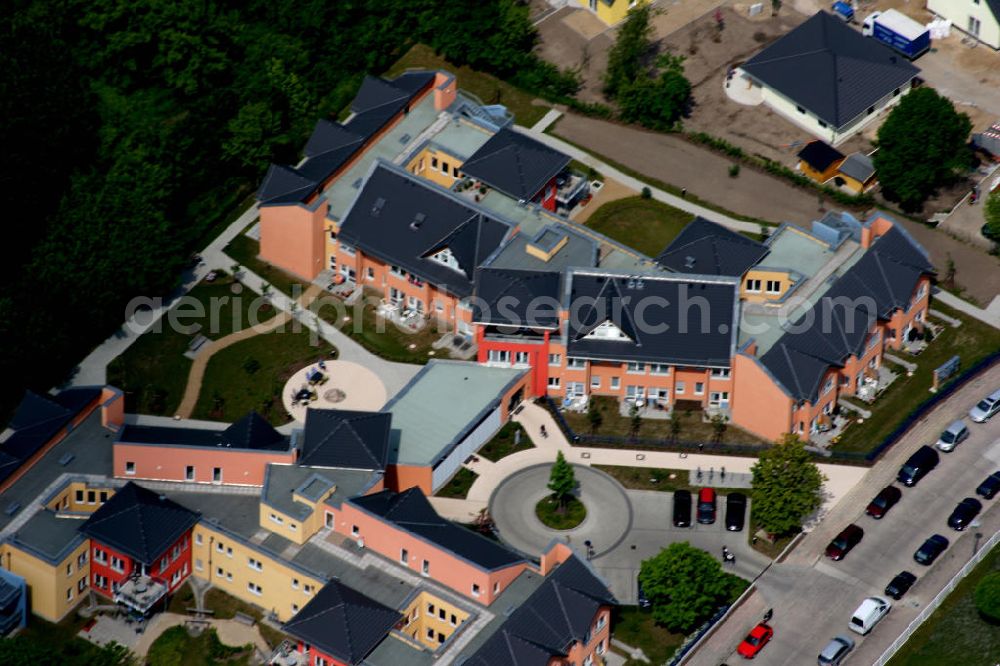 Berlin Mahlsdorf from above - Berlin-Mahlsdorf 17.10.2006 Blick auf das neue Pflegeheim mit dem Namen Wohnpark am Rohrpfuhl an der Florastraße 1 in Mahlsdorf. Dort sollen 80 ältere Menschen in acht Hausgemeinschaften betreut werden. Pflegewohnzentrum Kaulsdorf-Nord gGmbH - Pflegewohnzentrum /