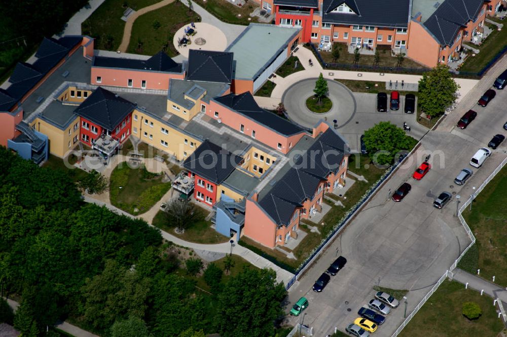 Berlin Mahlsdorf from the bird's eye view: Berlin-Mahlsdorf 17.10.2006 Blick auf das neue Pflegeheim mit dem Namen Wohnpark am Rohrpfuhl an der Florastraße 1 in Mahlsdorf. Dort sollen 80 ältere Menschen in acht Hausgemeinschaften betreut werden. Pflegewohnzentrum Kaulsdorf-Nord gGmbH - Pflegewohnzentrum /