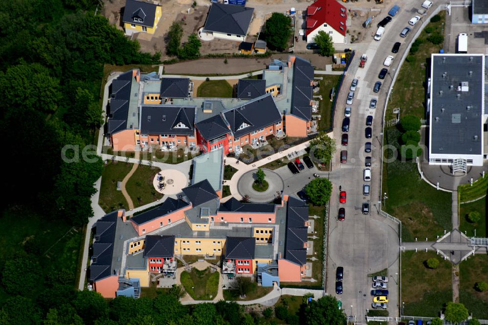 Aerial image Berlin Mahlsdorf - Berlin-Mahlsdorf 17.10.2006 Blick auf das neue Pflegeheim mit dem Namen Wohnpark am Rohrpfuhl an der Florastraße 1 in Mahlsdorf. Dort sollen 80 ältere Menschen in acht Hausgemeinschaften betreut werden. Pflegewohnzentrum Kaulsdorf-Nord gGmbH - Pflegewohnzentrum /