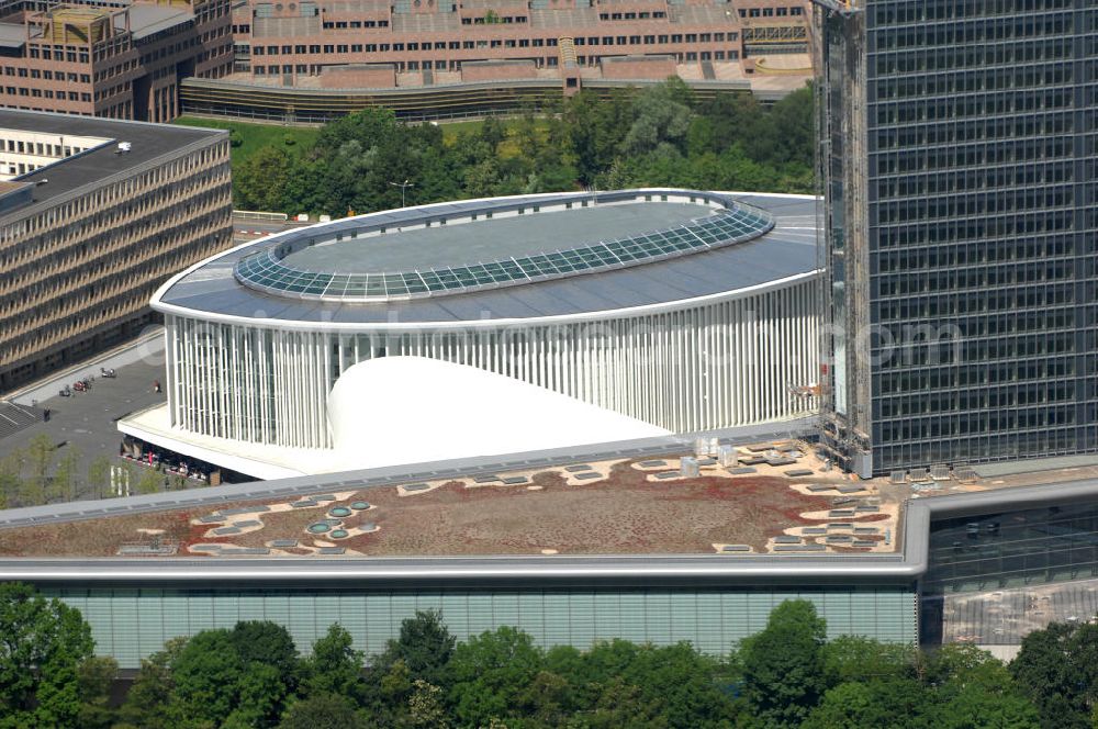 Aerial image Luxemburg - Die Philharmonie Luxembourg ist ein Konzerthaus in der Stadt Luxembourg, sie ist Residenzort des Orchestre Philharmonique du Luxembourg. Das Konzerthaus wurde im Juni 2005 im Stadtteil Kirchberg am Place de l'Europe eröffnet. Architekt ist Christian de Portzamparc, die Ausgestaltung der Akustik im großen Konzertsaal besorgte Albert Yaying Xu. Das weiße Hauptgebäude hat im Grundriss die Form eines Auges; die Stahl-Glas-Fassade wird von 823 weißen Säulen von 20 Metern Höhe und 30 Zentimetern Durchmesser optisch dominiert. Das Konzerthaus hat insgesamt einen umbauten Raum von 192.883 Kubikmetern und eine Gesamtfläche von rund 20.000 Quadratmetern. An der Stahl-Glas-Konstruktion wurden 2.500 Tonnen Baustahl verbaut.