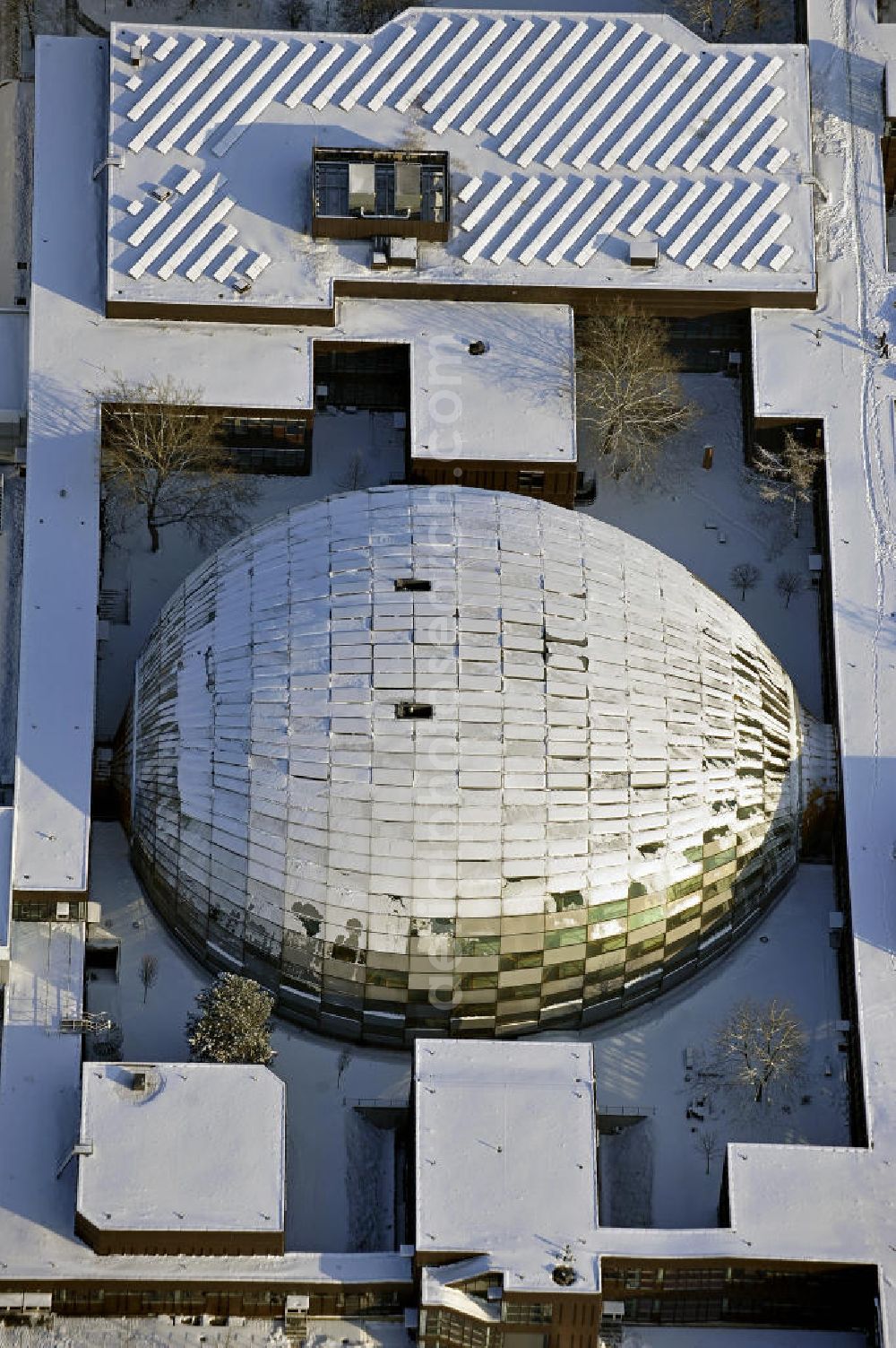 Aerial image Berlin - Die winterlich mit Schnee bedeckte Philologische Bibliothek auf dem Campus der Freien Universität Berlin in Dahlem. Das Bibliotheksgebäude wurde von Norman Foster entworfen und 2005 eröffnet. The wintery snow-covered Philological Library on the campus of the Free University of Berlin.