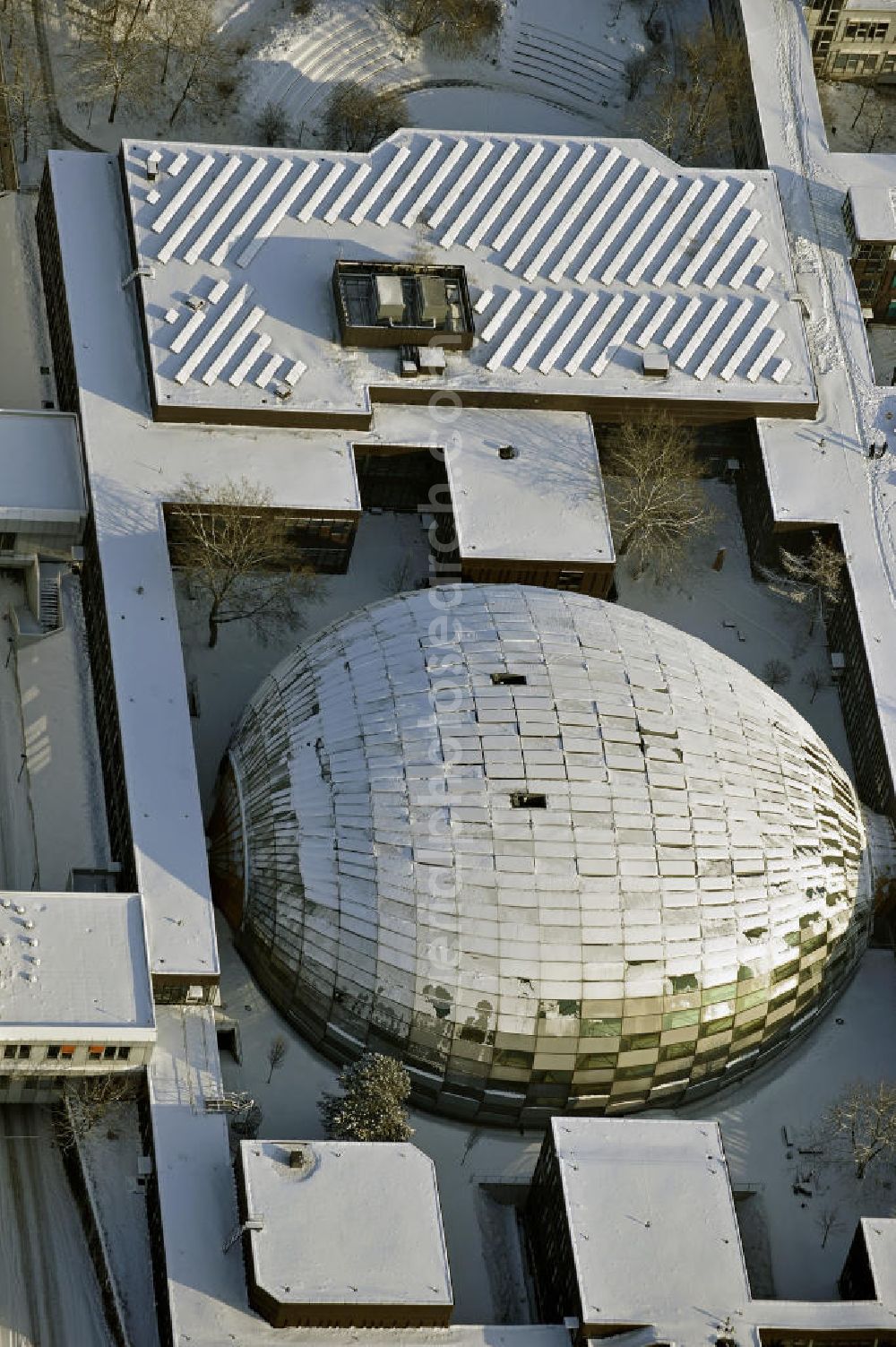 Aerial photograph Berlin - Die winterlich mit Schnee bedeckte Philologische Bibliothek auf dem Campus der Freien Universität Berlin in Dahlem. Das Bibliotheksgebäude wurde von Norman Foster entworfen und 2005 eröffnet. The wintery snow-covered Philological Library on the campus of the Free University of Berlin.