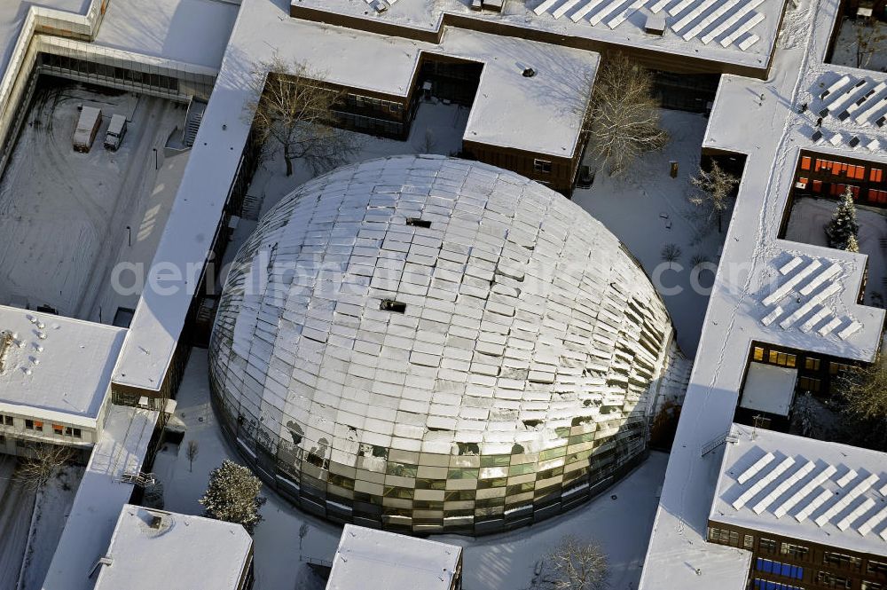 Berlin from above - Die winterlich mit Schnee bedeckte Philologische Bibliothek auf dem Campus der Freien Universität Berlin in Dahlem. Das Bibliotheksgebäude wurde von Norman Foster entworfen und 2005 eröffnet. The wintery snow-covered Philological Library on the campus of the Free University of Berlin.