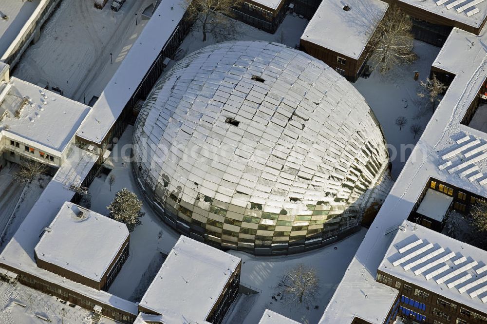 Berlin from the bird's eye view: Die winterlich mit Schnee bedeckte Philologische Bibliothek auf dem Campus der Freien Universität Berlin in Dahlem. Das Bibliotheksgebäude wurde von Norman Foster entworfen und 2005 eröffnet. The wintery snow-covered Philological Library on the campus of the Free University of Berlin.