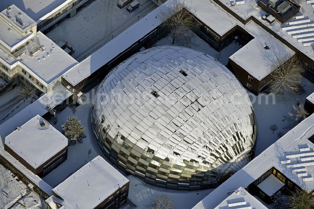 Aerial image Berlin - Die winterlich mit Schnee bedeckte Philologische Bibliothek auf dem Campus der Freien Universität Berlin in Dahlem. Das Bibliotheksgebäude wurde von Norman Foster entworfen und 2005 eröffnet. The wintery snow-covered Philological Library on the campus of the Free University of Berlin.