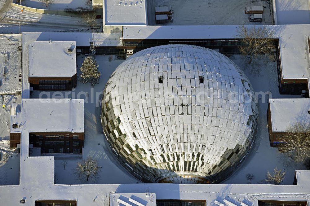 Aerial photograph Berlin - Die winterlich mit Schnee bedeckte Philologische Bibliothek auf dem Campus der Freien Universität Berlin in Dahlem. Das Bibliotheksgebäude wurde von Norman Foster entworfen und 2005 eröffnet. The wintery snow-covered Philological Library on the campus of the Free University of Berlin.