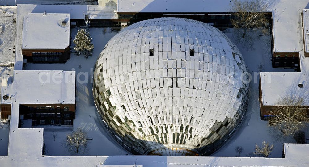 Berlin from above - Die winterlich mit Schnee bedeckte Philologische Bibliothek auf dem Campus der Freien Universität Berlin in Dahlem. Das Bibliotheksgebäude wurde von Norman Foster entworfen und 2005 eröffnet. The wintery snow-covered Philological Library on the campus of the Free University of Berlin.