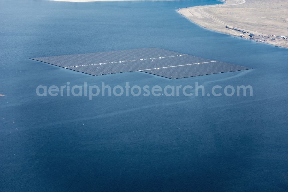 Cottbus from the bird's eye view: Floating solar power plant and panels of photovoltaic systems on the surface of the water of gefluteten ehemaligen Braunkohle- Tagebaus and Renaturierungs- Sees Cottbuser Ostsee on street Mauster Strasse in the district Willmersdorf in Cottbus in the state Brandenburg, Germany