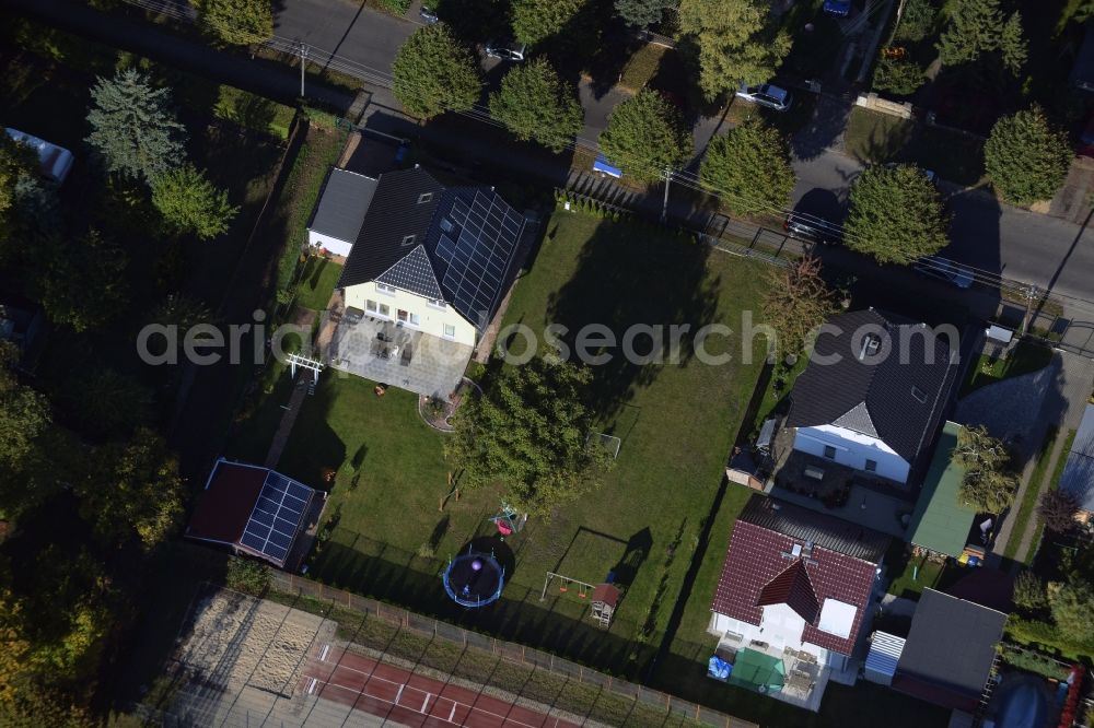 Aerial image Berlin - Photovoltaic solar systems in the residential area of a residential estate in Berlin Kaulsdorf