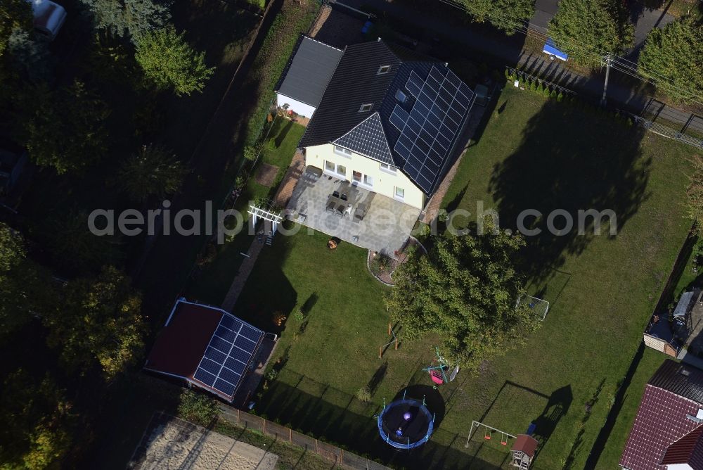 Aerial photograph Berlin - Photovoltaic solar systems in the residential area of a residential estate in Berlin Kaulsdorf