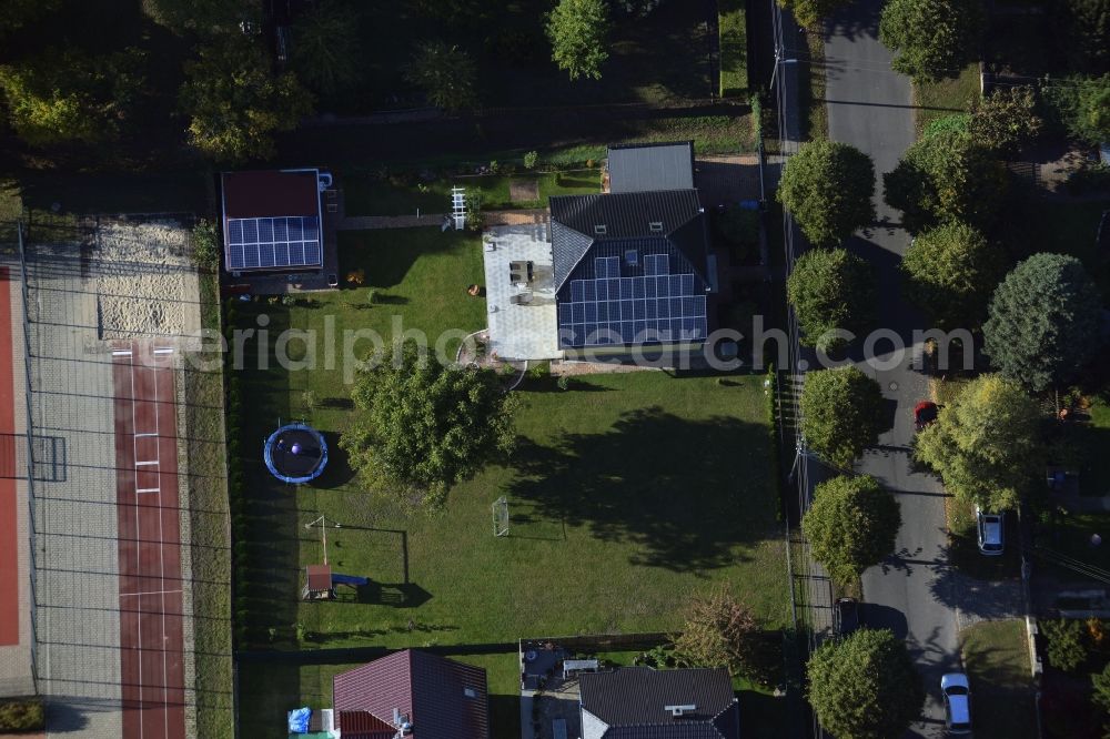 Aerial photograph Berlin - Photovoltaic solar systems in the residential area of a residential estate in Berlin Kaulsdorf