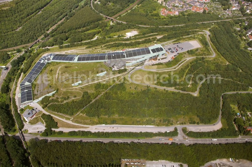 Aerial photograph Bottrop - Photovoltaic system - solar power plant on the roof of the summer toboggan run on the heap in Bottrop in North Rhine-Westphalia