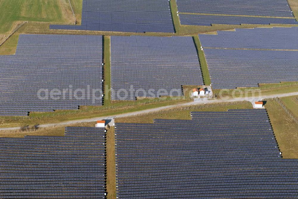 Odelzhausen from above - , Blick auf eine Photovoltaikanlage im Ortsteil Miegersbach gelegen. Phönix SonnenStrom AG, Hirschbergstraße 8, 85254 Sulzemoos, Tel: 08135- 938-000, Fax: 08135-938-099,