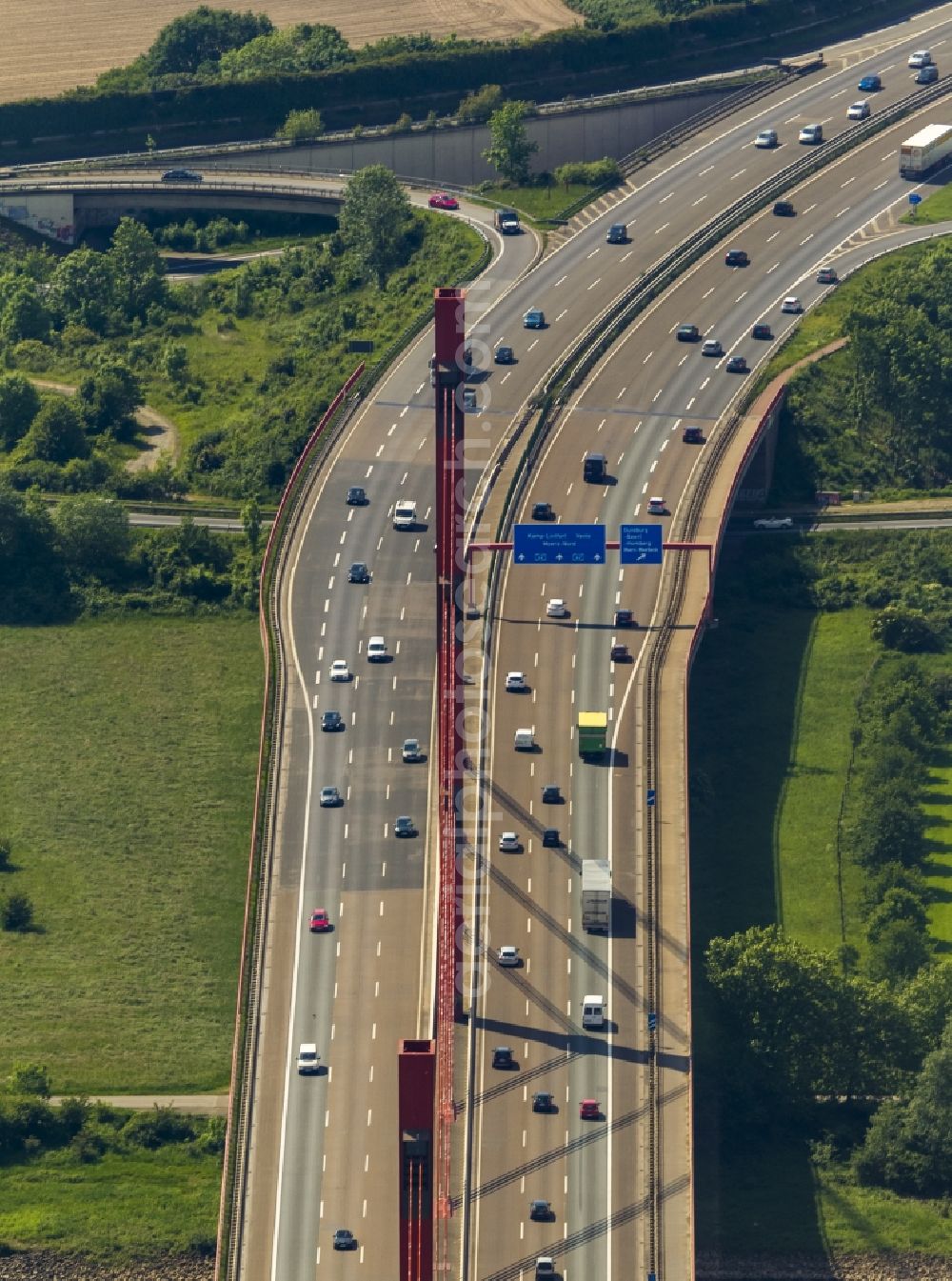 Duisburg from the bird's eye view: Pylons of the motorway bridge over the Rhine crossing Beekerwerth the A42 motorway in Duisburg in North Rhine-Westphalia