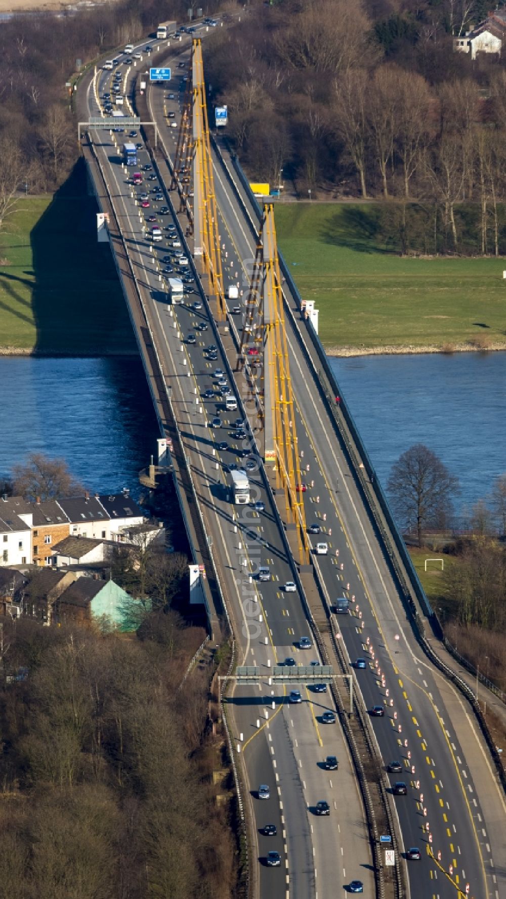 Duisburg from the bird's eye view: Pylons of the motorway bridge over the Rhine crossing Beekerwerth the A42 motorway in Duisburg in North Rhine-Westphalia