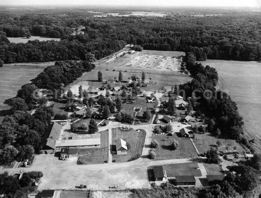 Aerial photograph Cottbus - Blick auf den Pionierpark Cottbus. Hier wurden alte ausrangierte Militär-NVA-Flugzeuge zwischen den Bongalows plaziert. Heute befindet sich auf dem Areal der Spreeauenpark, welcher für die erste Bundesgartenschau / Buga 1995 nach der Wende entstand.