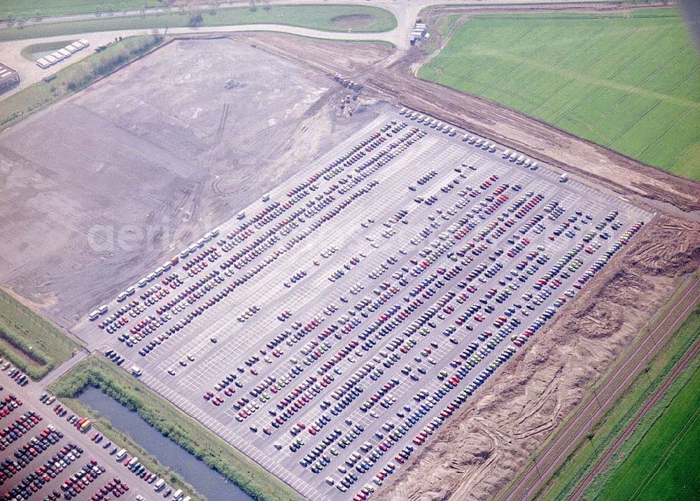 Aerial image Etzin / Brandenburg - PKW-Auslieferungslager im Gewerbegebiet Etzin bei Tremmen in Brandenburg. Auto-Service u. Umschlag-Center Mosolf GmbH Etzin, 14641 Etzin Tel.: 033233-88260, 88280 / Fax.: 88285