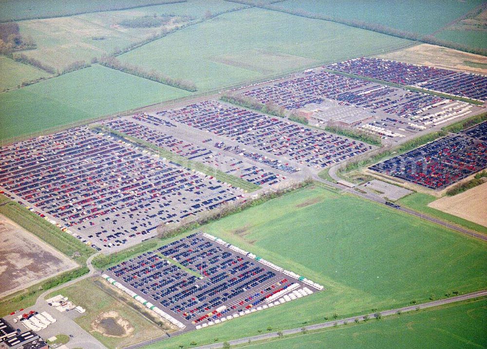 Aerial photograph Etzin / Brandenburg - PKW-Auslieferungslager im Gewerbegebiet Etzin bei Tremmen in Brandenburg. Auto-Service u. Umschlag-Center Mosolf GmbH Etzin, 14641 Etzin Tel.: 033233-88260, 88280 / Fax.: 88285