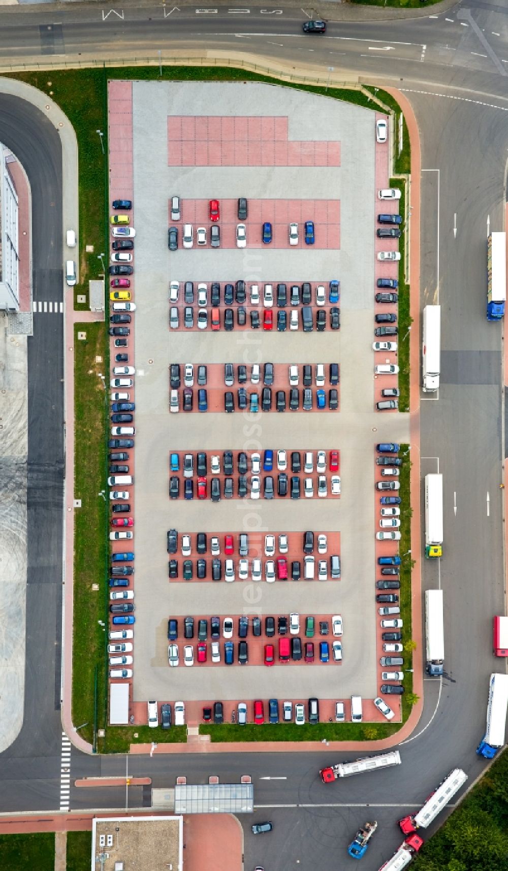 Übach-Palenberg from above - Automobile and automotive parking- area in Uebach-Palenberg in the state North Rhine-Westphalia