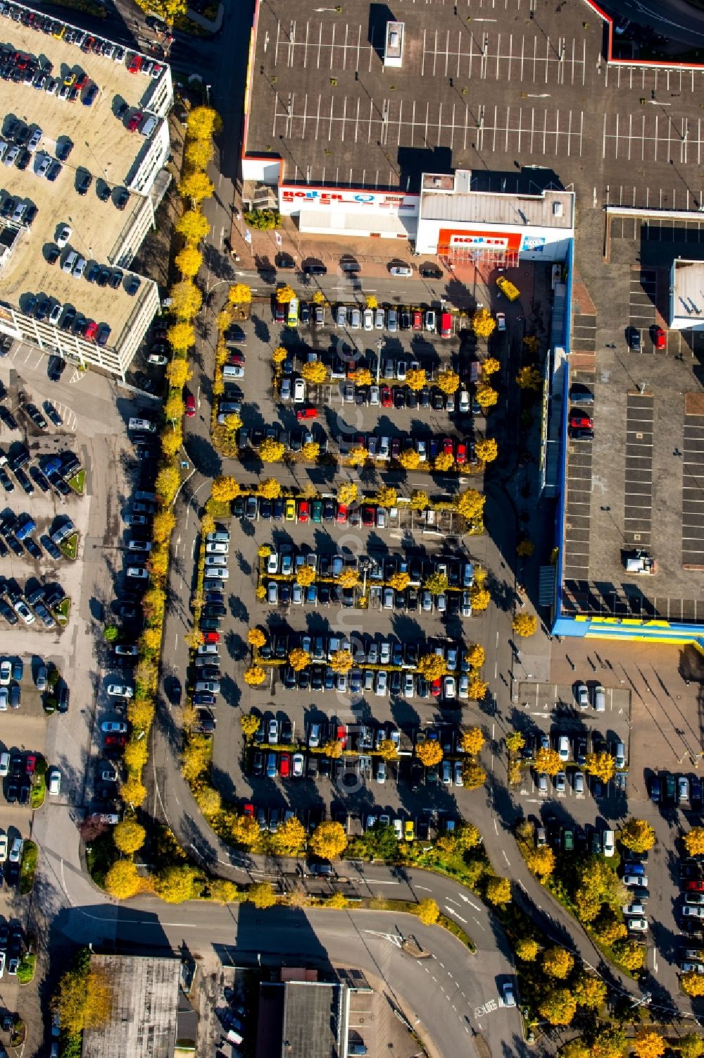 Essen from the bird's eye view: Automobile and automotive parking- area in Essen in the state North Rhine-Westphalia