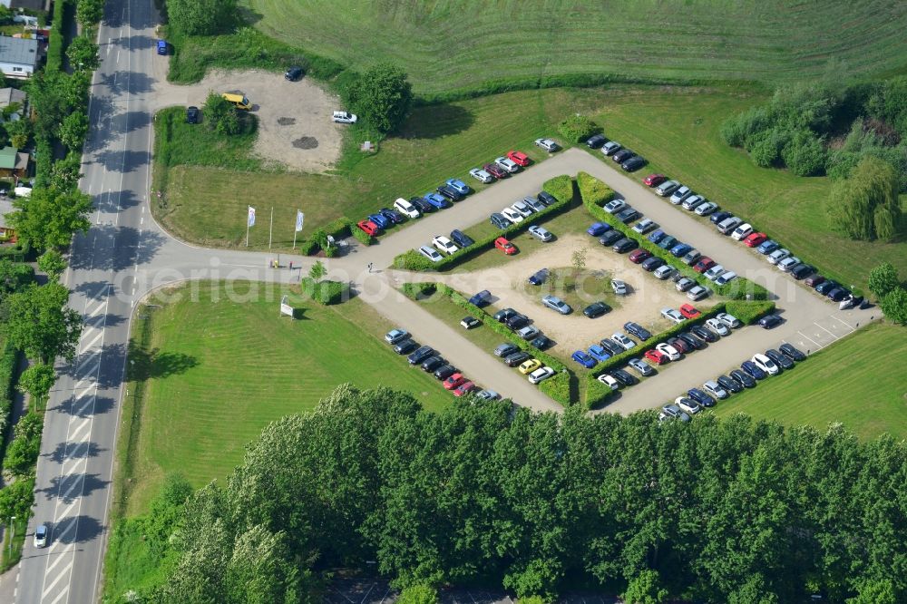 Schwerin from the bird's eye view: Automobile and automotive parking- area in Schwerin in the state Mecklenburg - Western Pomerania