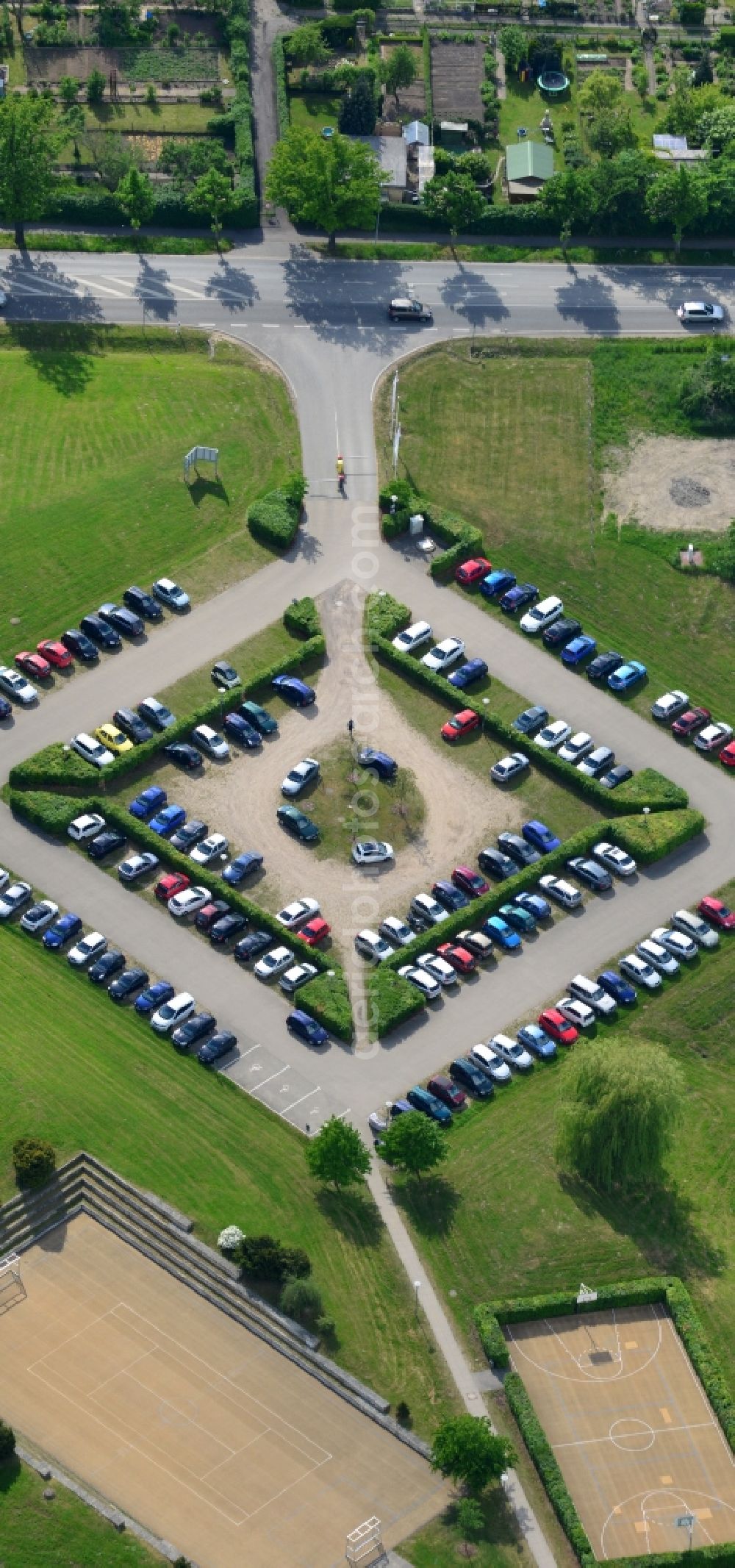 Schwerin from the bird's eye view: Automobile and automotive parking- area in Schwerin in the state Mecklenburg - Western Pomerania