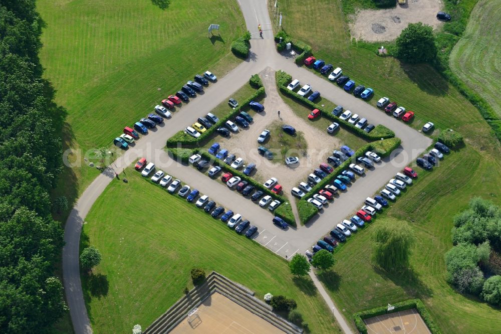 Schwerin from the bird's eye view: Automobile and automotive parking- area in Schwerin in the state Mecklenburg - Western Pomerania