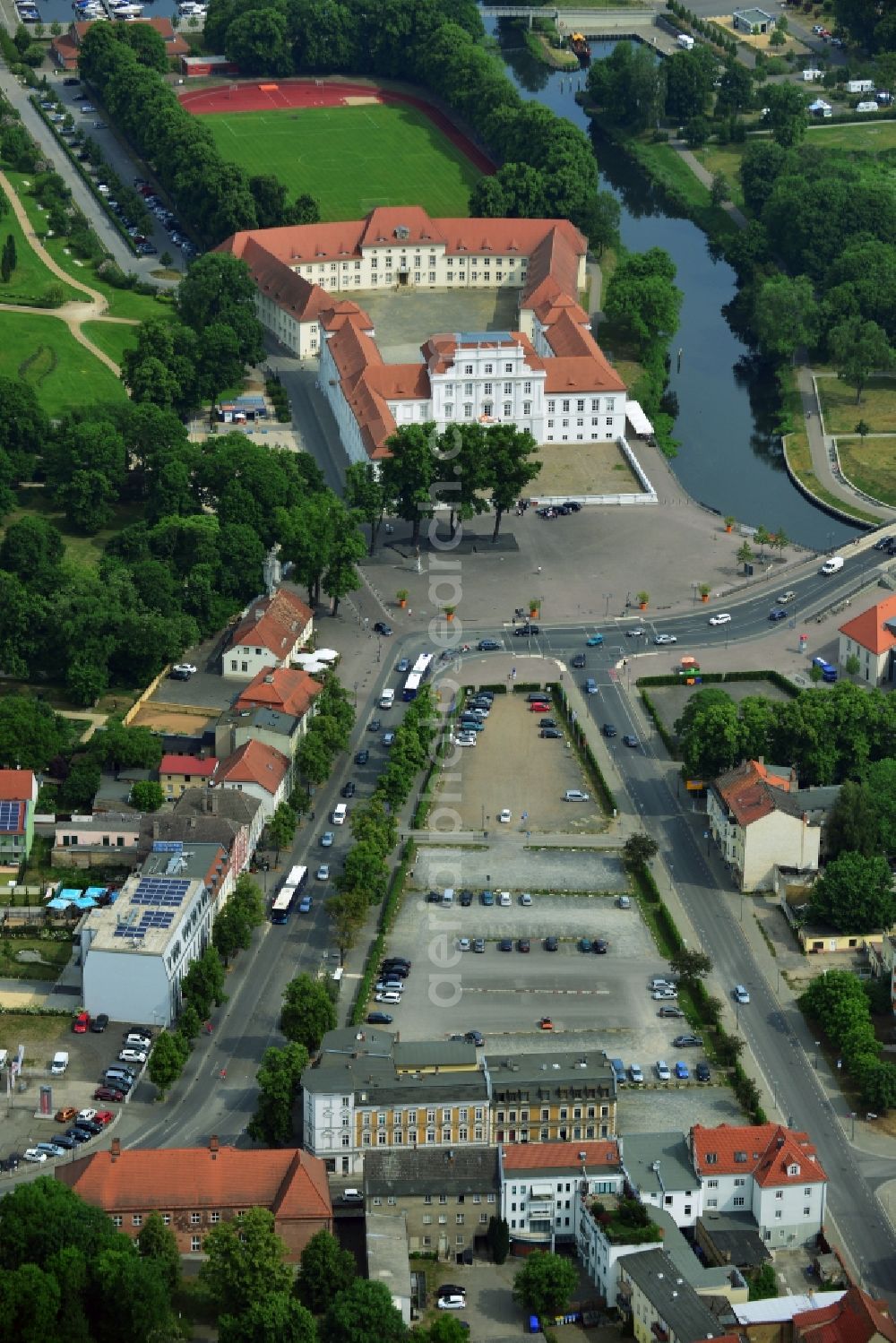 Oranienburg from the bird's eye view: Automobile and automotive parking- area in Oranienburg in the state Brandenburg. GVG Project Development Company plans on open-space land an urban development with a local supply and service center