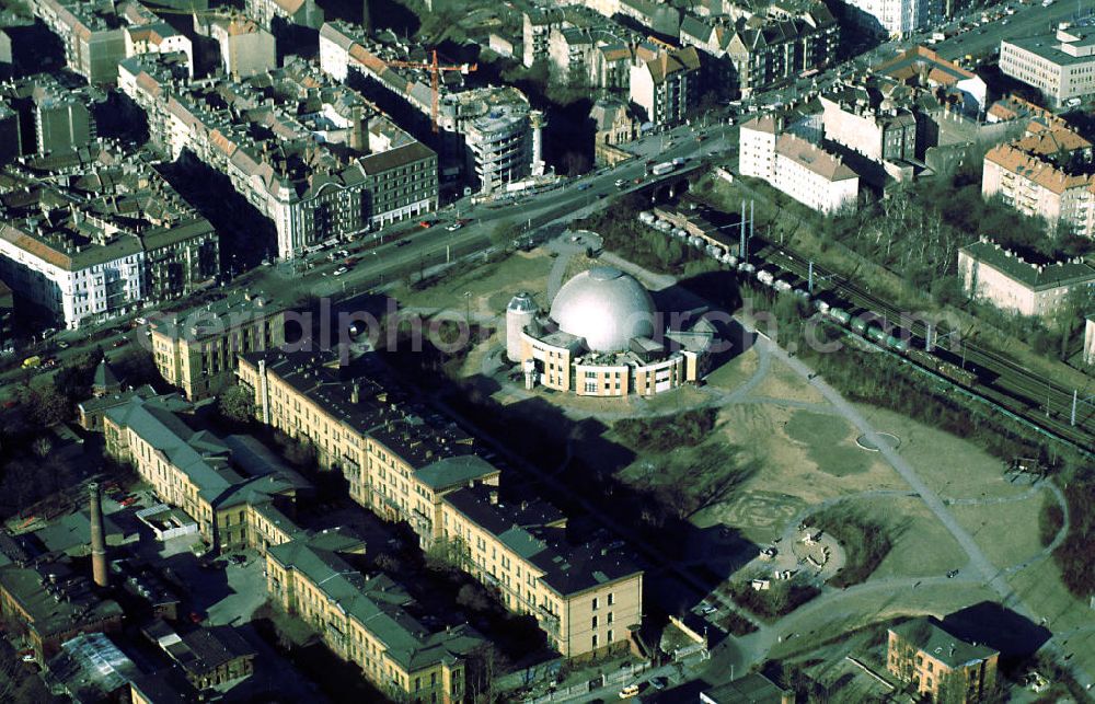 Berlin-Prenzlauer Berg from the bird's eye view: Planetarium Berlin-Prenzlauer-Berg (am Thälmannpark).