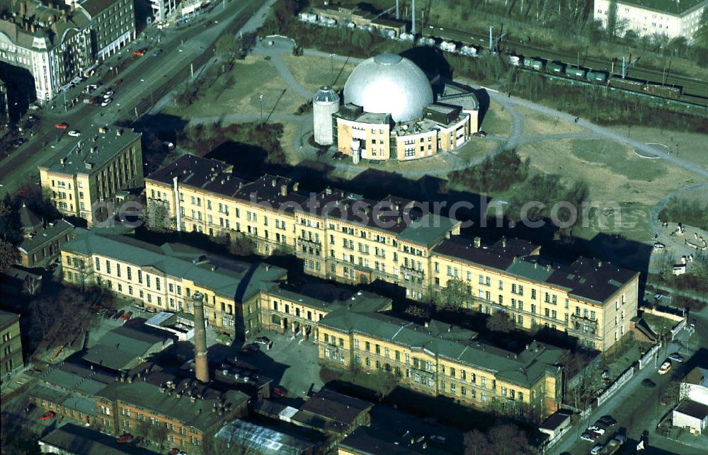 Aerial photograph Berlin-Prenzlauer Berg - Planetarium Berlin-Prenzlauer-Berg (am Thälmannpark).