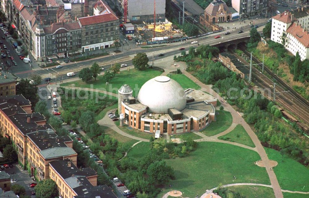 Aerial photograph Berlin-Prenzlauer Berg - Planetarium Berlin-Prenzlauer-Berg (am Thälmannpark).