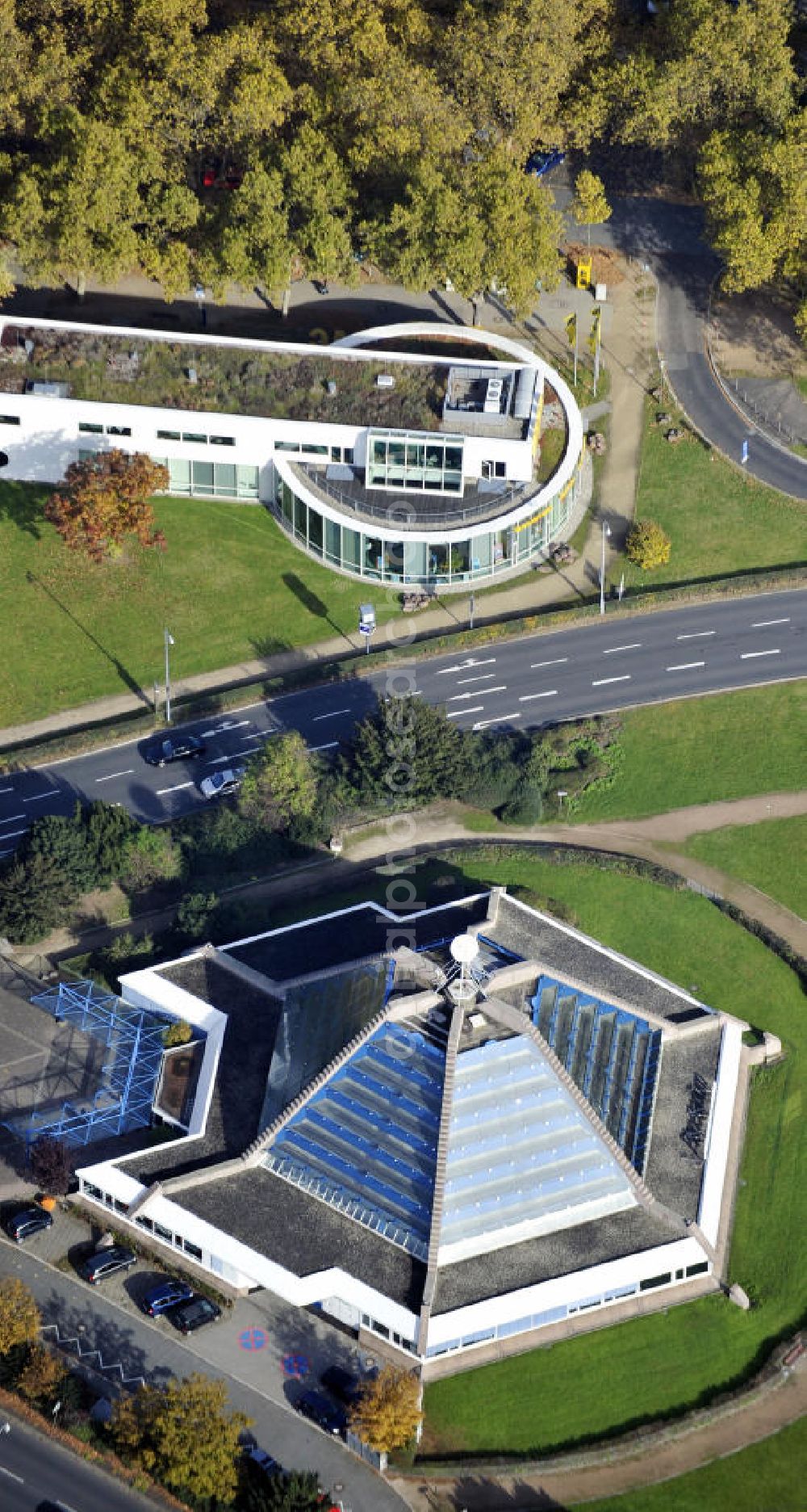 Mannheim from above - Das Planetarium im Zentrum von Mannheim wurde 1984 eröffnent und bietet regelmäßige Vorführungen zum Thema Astronomie. The planetarium in the center of Mannheim was built in 1984 and offers regulary events for the topic of astronomy.