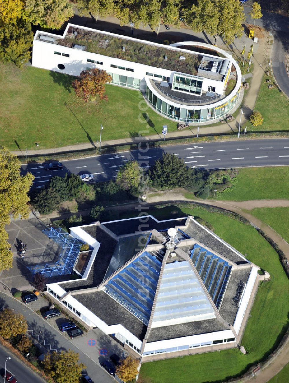 Mannheim from the bird's eye view: Das Planetarium im Zentrum von Mannheim wurde 1984 eröffnent und bietet regelmäßige Vorführungen zum Thema Astronomie. The planetarium in the center of Mannheim was built in 1984 and offers regulary events for the topic of astronomy.