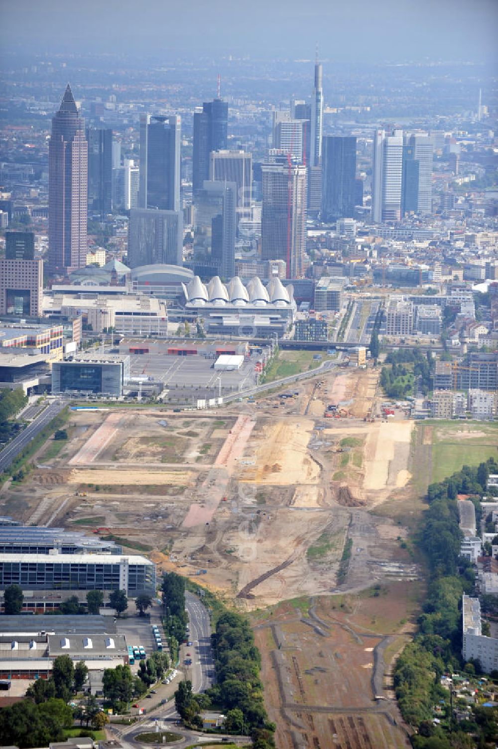 Aerial photograph Frankfurt am Main - Planfläche Europaviertel West auf dem Gelände des ehemaligen Hauptgüterbahnhofs im Stadtteil Gallus neben dem Messegelände und nahe dem Bankenviertel. Auf dem Areal des Entwicklungsgebietes sollen um den Europagarten zwei Wohnquartiere, die Helenenhöfe und In den Stadtgärten, und zwei Mischquartiere, Boulevard Mitte und Boulevard West, entstehen. Europe's West Area Plan on the grounds of the former main freight depot in the Gallus district next to the fairgrounds and near the financial district in Frankfurt on the Main / Hesse.