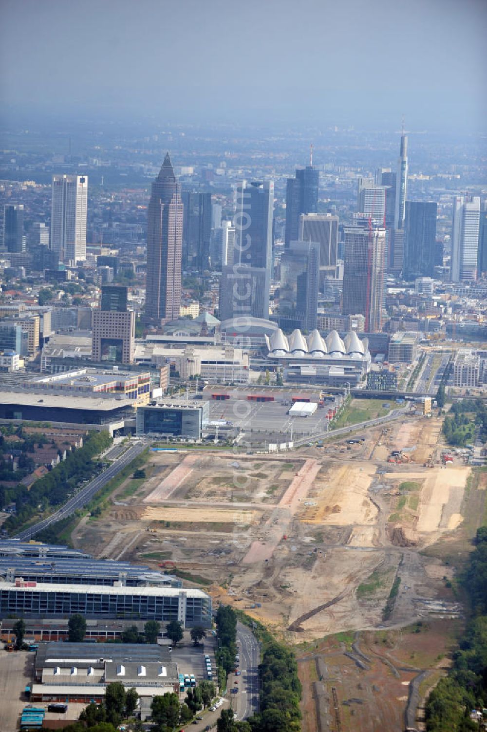 Frankfurt am Main from above - Planfläche Europaviertel West auf dem Gelände des ehemaligen Hauptgüterbahnhofs im Stadtteil Gallus neben dem Messegelände und nahe dem Bankenviertel. Auf dem Areal des Entwicklungsgebietes sollen um den Europagarten zwei Wohnquartiere, die Helenenhöfe und In den Stadtgärten, und zwei Mischquartiere, Boulevard Mitte und Boulevard West, entstehen. Europe's West Area Plan on the grounds of the former main freight depot in the Gallus district next to the fairgrounds and near the financial district in Frankfurt on the Main / Hesse.