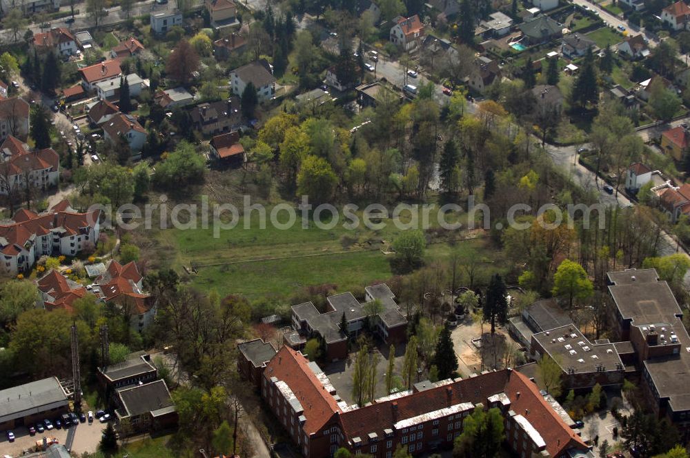 Berlin from the bird's eye view: Blick auf die Planungs- und Baufläche für Einfamilienhäuser an der Frohnauer Strasse in 13467 Berlin - ein Projekt der CONCEPT BAU - PREMIER GmbH, Engeldamm 64b, 10179 Berlin, Tel.: 030.23 12 03 - 0.