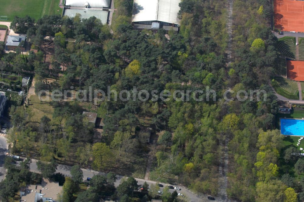 Aerial photograph Berlin - Blick auf die Planungs- und Baufläche für Einfamilienhäuser am Goldfinkweg 2 in 14195 Berlin - ein Projekt der CONCEPT BAU - PREMIER GmbH, Engeldamm 64b, 10179 Berlin, Tel.: 030.23 12 03 - 0.