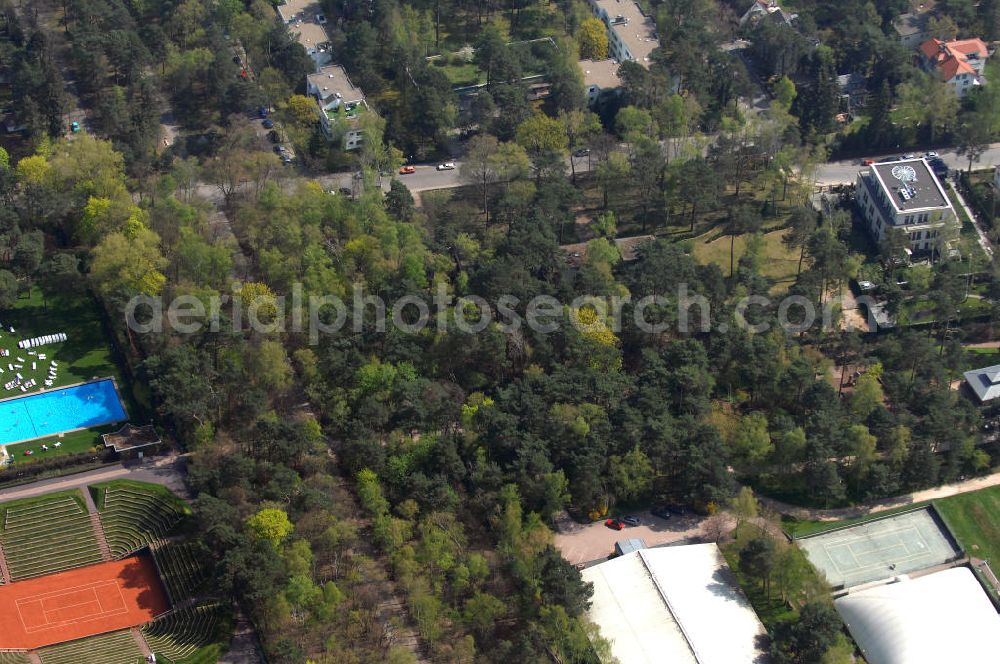 Aerial photograph Berlin - Blick auf die Planungs- und Baufläche für Einfamilienhäuser am Goldfinkweg 2 in 14195 Berlin - ein Projekt der CONCEPT BAU - PREMIER GmbH, Engeldamm 64b, 10179 Berlin, Tel.: 030.23 12 03 - 0.