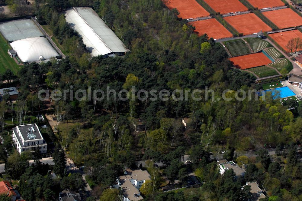 Aerial photograph Berlin - Blick auf die Planungs- und Baufläche für Einfamilienhäuser am Goldfinkweg 2 in 14195 Berlin - ein Projekt der CONCEPT BAU - PREMIER GmbH, Engeldamm 64b, 10179 Berlin, Tel.: 030.23 12 03 - 0.