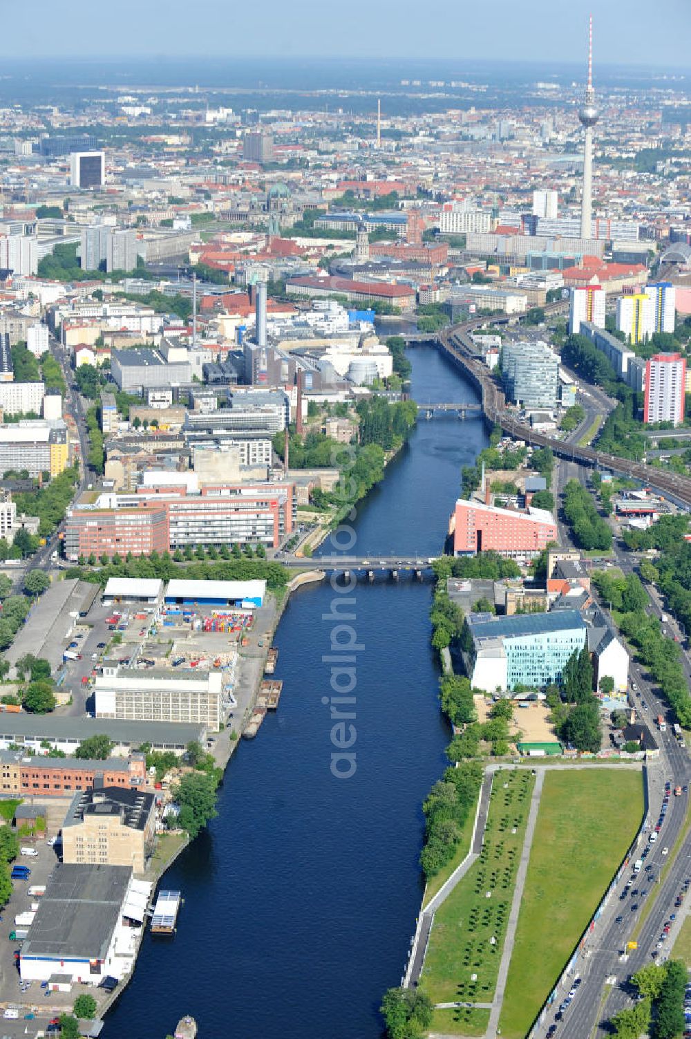 Aerial photograph Berlin - View of planning and construction areas at the former post station in Berlin Friedrichshain near Ostbahnhof and the Eastside Gallery